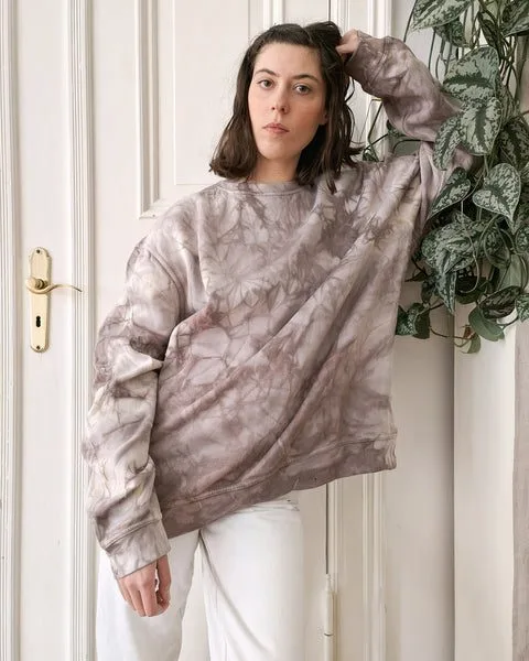 Upcycled sweatshirt tie-dye look with plants
