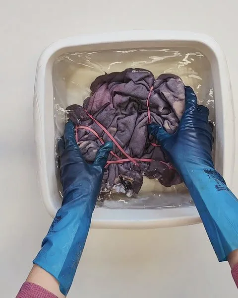 Rinsing naturally dyed fabric